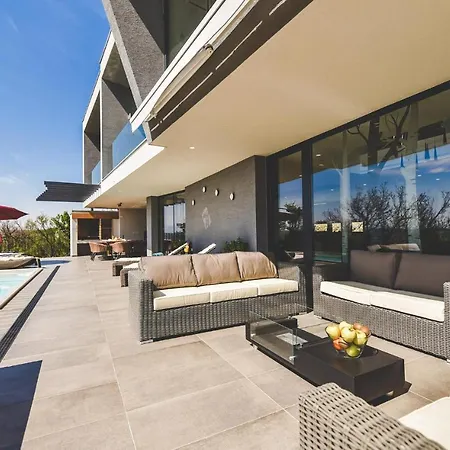 Beautiful In W/ Outdoor Swimming Pool, Sauna And 5 Bedrooms Vikendica