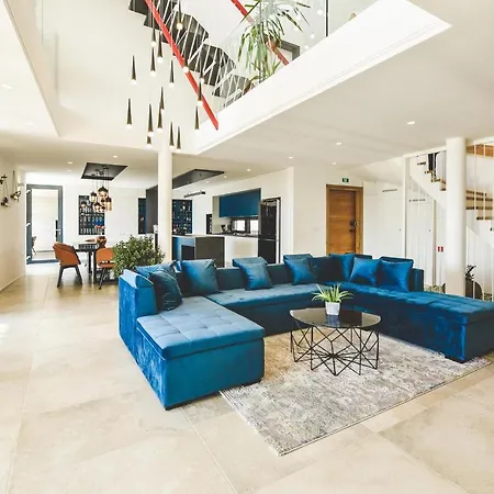 Beautiful In W/ Outdoor Swimming Pool, Sauna And 5 Bedrooms