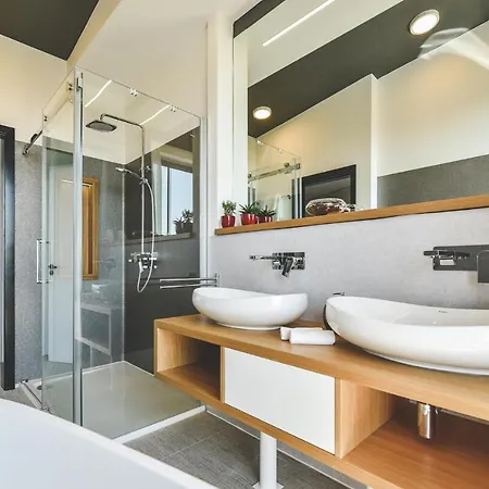 Beautiful In W/ Outdoor Swimming Pool, Sauna And 5 Bedrooms
