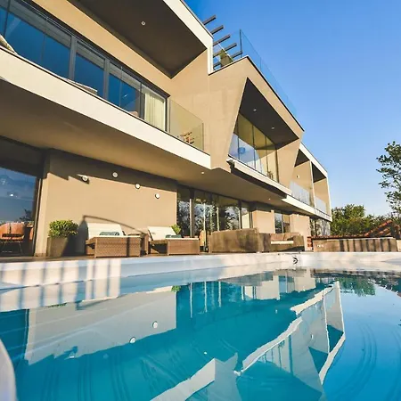 Beautiful In W/ Outdoor Swimming Pool, Sauna And 5 Bedrooms