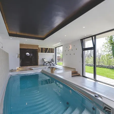 Beautiful In W/ Outdoor Swimming Pool, Sauna And 5 Bedrooms *